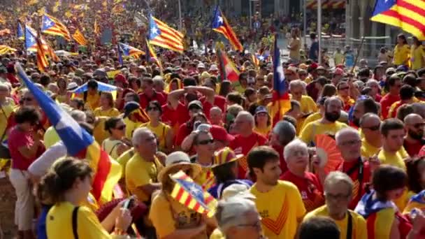 Människor på nationaldagen i Katalonien — Stockvideo