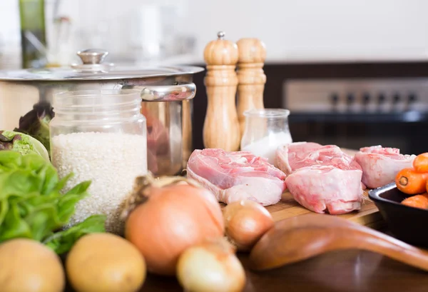 Jamón y verduras de pavo crudo — Foto de Stock