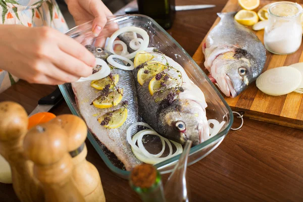 Gros plan sur la femme cuisinant du poisson — Photo