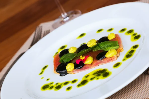 Filet z tuńczyka z sosem na talerzu — Zdjęcie stockowe