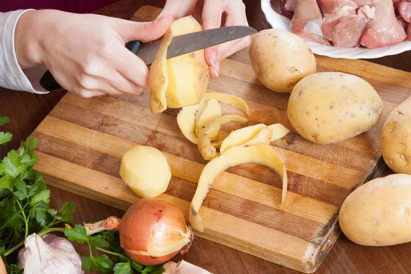 Mains nettoyer les pommes de terre — Photo