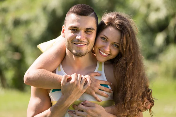 Mädchen und Freund im Sommerpark — Stockfoto