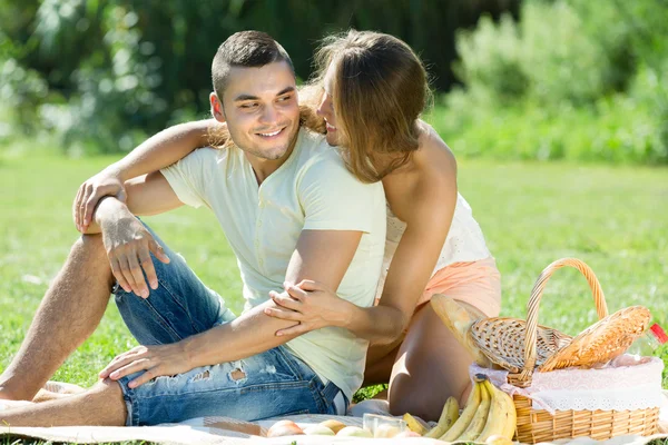 Casal romântico fazendo piquenique — Fotografia de Stock