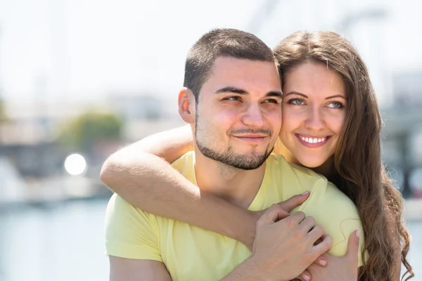 Paar sonnt sich auf der Seebrücke — Stockfoto