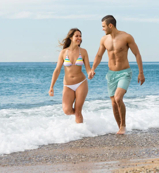 Nygift par på stranden — Stockfoto