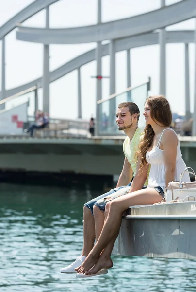 Paar nemen zonnen op de pier — Stockfoto