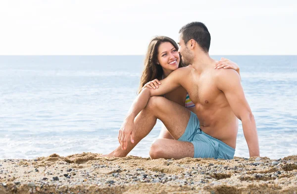 Paar rastet am Strand aus — Stockfoto