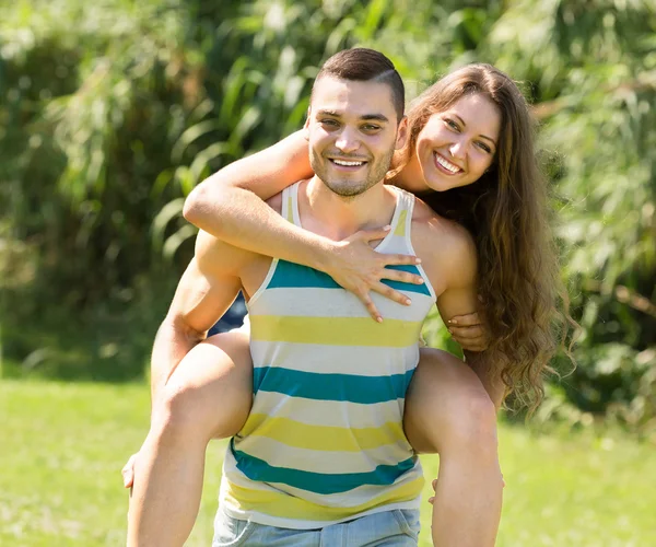 Jeune couple à l'extérieur — Photo