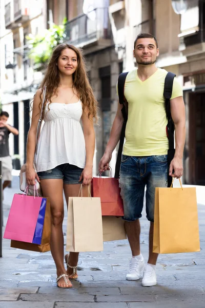 Jovens turistas em tour de compras — Fotografia de Stock