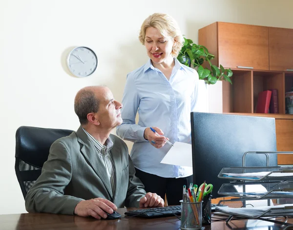 Chef in gesprek met secretaris — Stockfoto