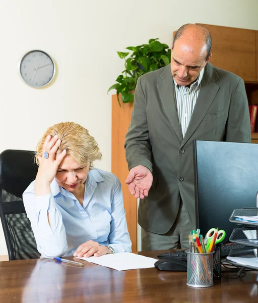 Boss skriker på mogna assistent — Stockfoto