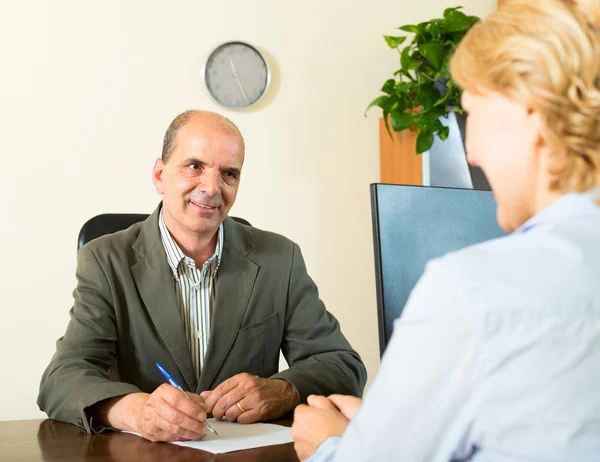 Manager praten met een gepensioneerde m/v — Stockfoto