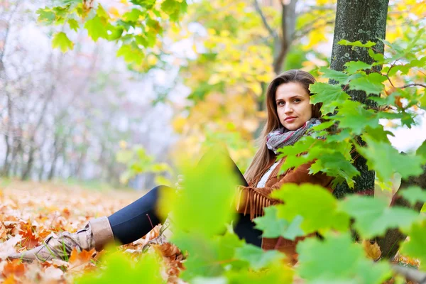 Meisje in de herfst park — Stockfoto