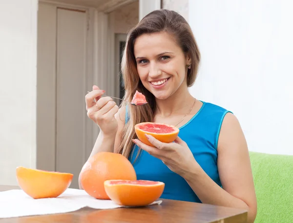 Menina bonita come toranja com colher — Fotografia de Stock