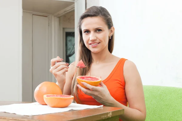 Kvinna äta grapefrukt — Stockfoto