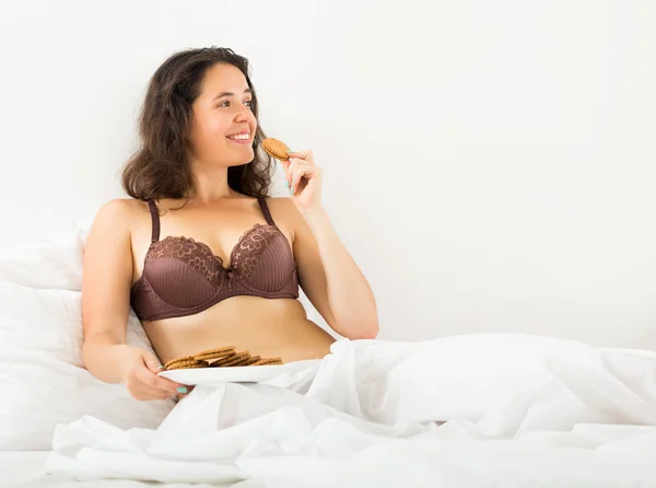 Vrouw eten zoete chocolade chip cookies — Stockfoto