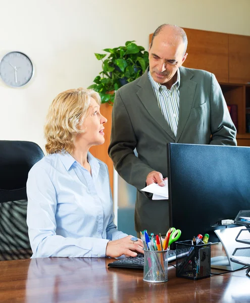 Office scene with two mature and serious workers — Stock Photo, Image