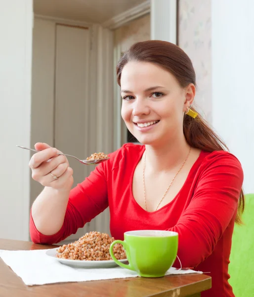 Mujer de belleza con trigo sarraceno — Foto de Stock