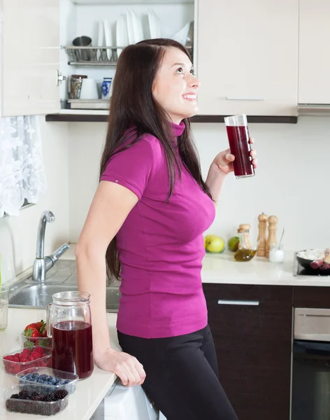 Glad kvinna dricka färsk frukt-dryck — Stockfoto