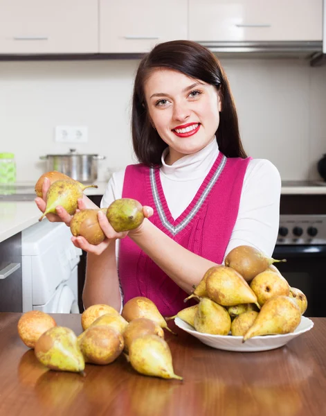 Glad brunnette flicka med päron — Stockfoto