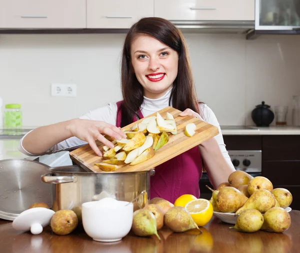 Vrouw koken peer jam — Stockfoto