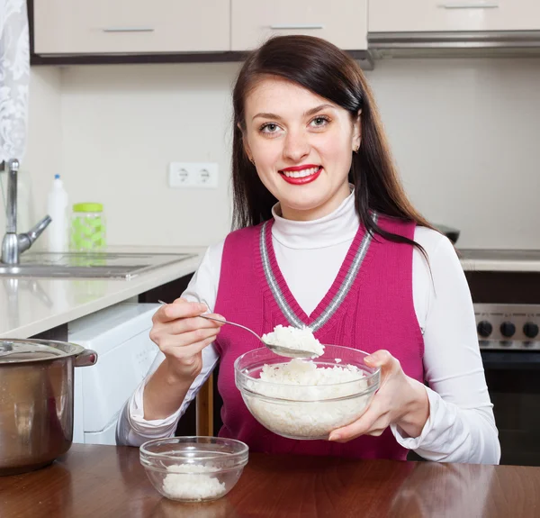 Smiling brunette woman with boiled rice — Stock Photo, Image