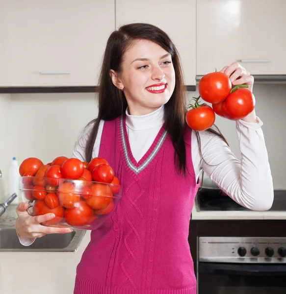 Portret szczęśliwy kobiety z czerwone pomidory — Zdjęcie stockowe