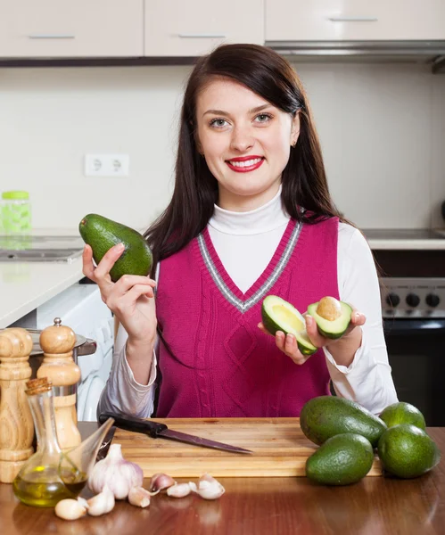 Mujer cocinando con aguacate en casa — Foto de Stock