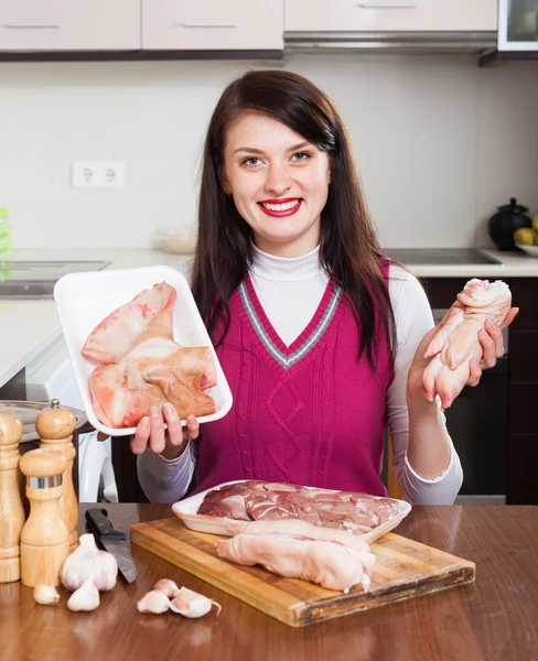 Mulher feliz com miudezas de porco e carne — Fotografia de Stock