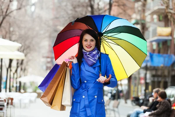 Mulher com compras na rua — Fotografia de Stock