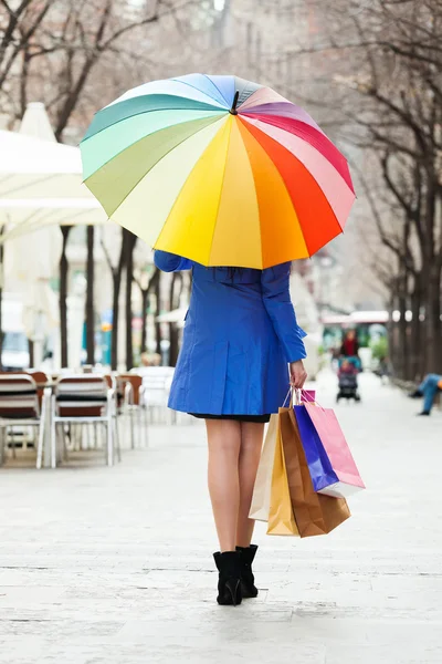 Femme avec des achats et parapluie à la rue — Photo