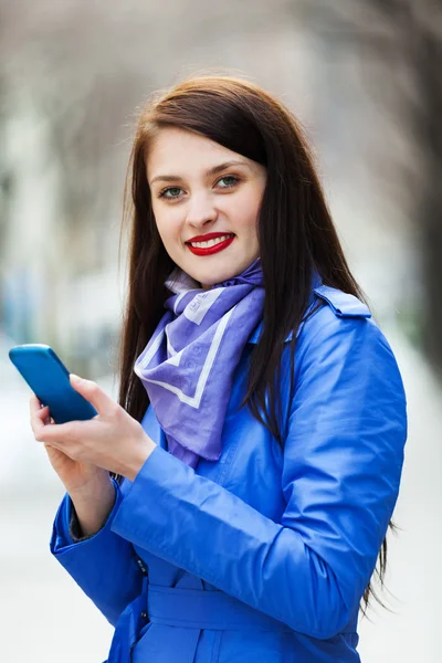 Jovem mulher usando smartphone na rua — Fotografia de Stock