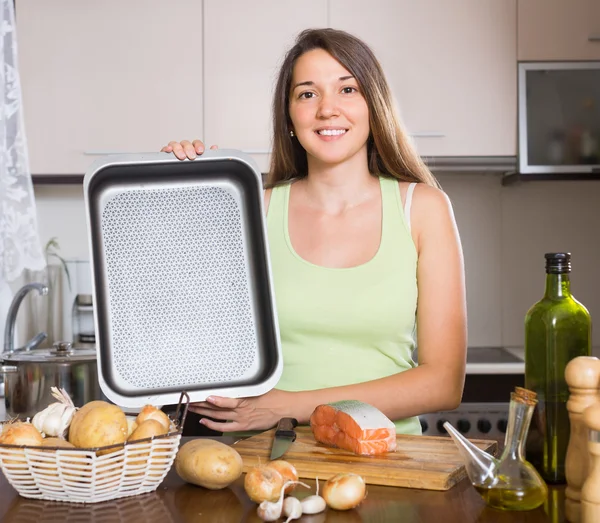 Chica cocinar salmón pescado — Foto de Stock