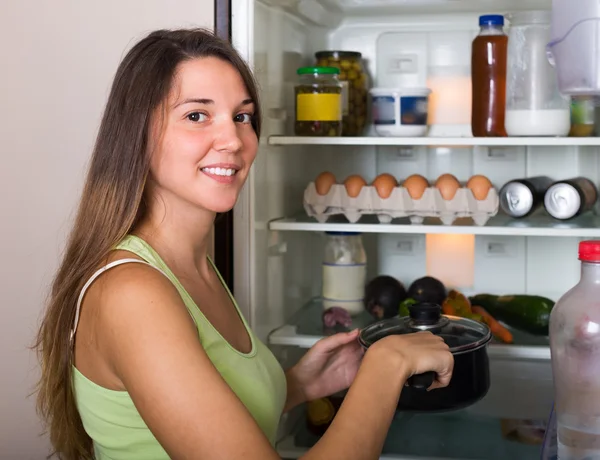 Женщина возле холодильника — стоковое фото