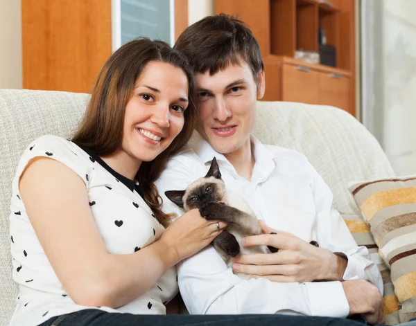 Loving couple with kitten — Stock Photo, Image