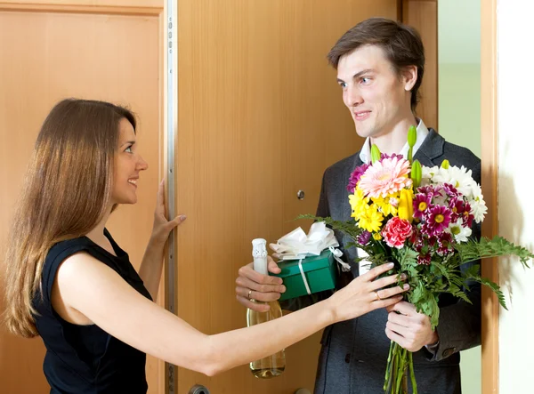 Genç adam kadına hediyeler vererek — Stok fotoğraf