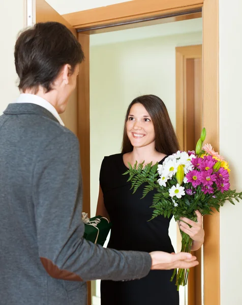 Una joven dando un regalo — Foto de Stock