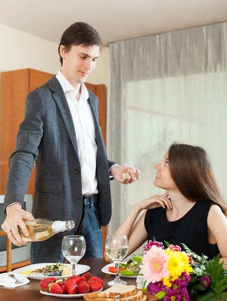 男人和女人有浪漫的晚餐 — 图库照片