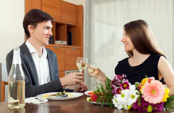 Casal feliz bebendo champanhe em seu encontro romântico — Fotografia de Stock