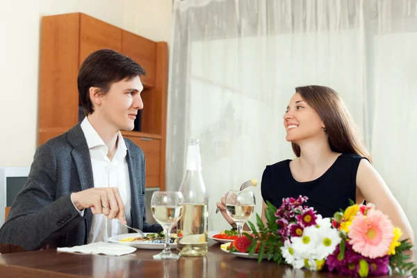 Jovem mulher sorrindo com seu marido — Fotografia de Stock