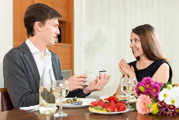 Man die geeft aan meisje met de parel — Stockfoto