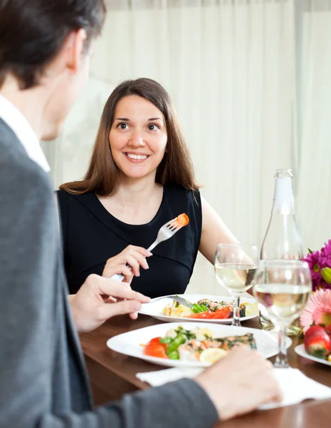 Mann und Frau beim romantischen Abendessen — Stockfoto