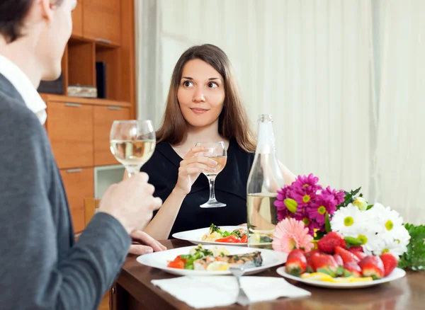 彼女の夫とのロマンチックな夕食を持っている若い女性 — ストック写真