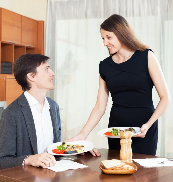 Femme prépare un dîner romantique — Photo