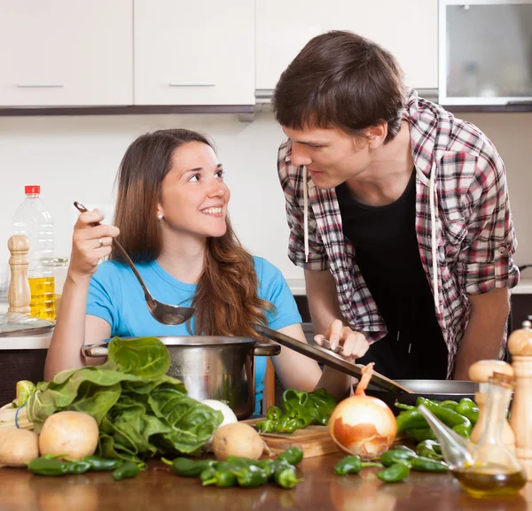 Guy e sorriso menina cozinhar — Fotografia de Stock