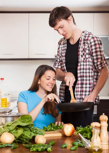 Couple cooking in domestic kitchen — Stock Photo, Image