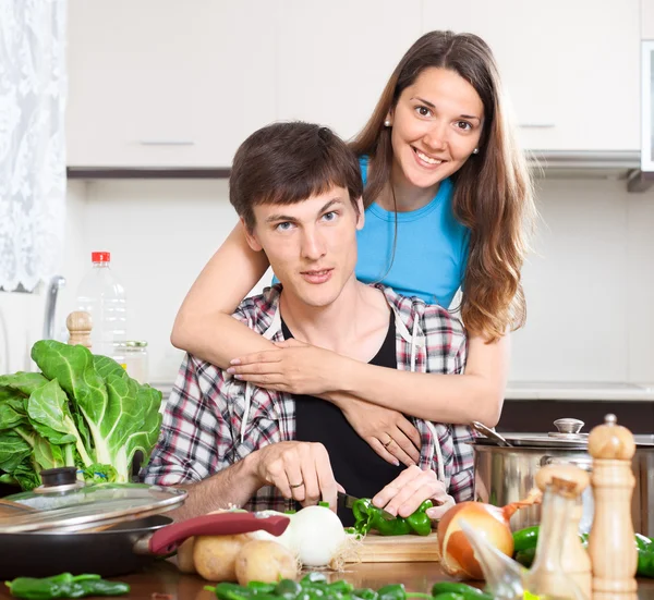 Счастливые мужчина и женщина готовят еду — стоковое фото