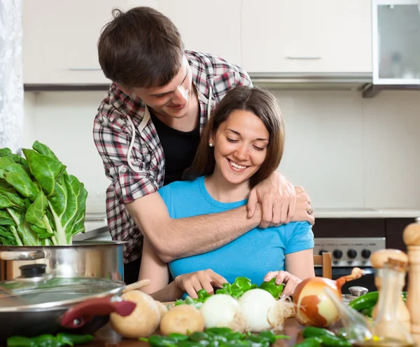 Mädchen und der Kerl schneidet Gemüse — Stockfoto