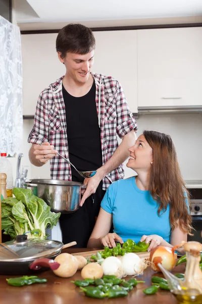 Familie kocht zusammen — Stockfoto