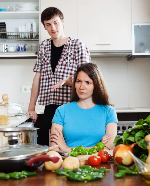 Triest vrouw luisteren man op huis keuken — Stockfoto